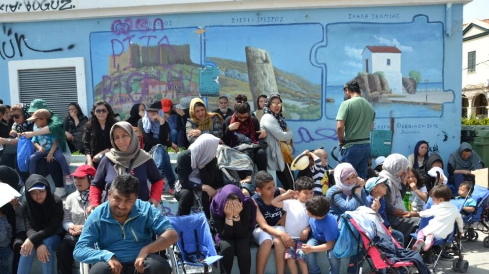 Μυτιλήνη: Πρόσφυγες και μετανάστες έκαναν κατάληψη στην πλατεία Σαπφούς